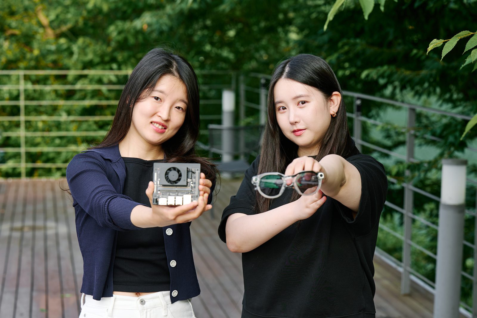 정진서랑이 손바닥만 한 연산 보드를, 이주연이 AI 안경을 각각 카메라 쪽으로 내밀어 보이고 있다.